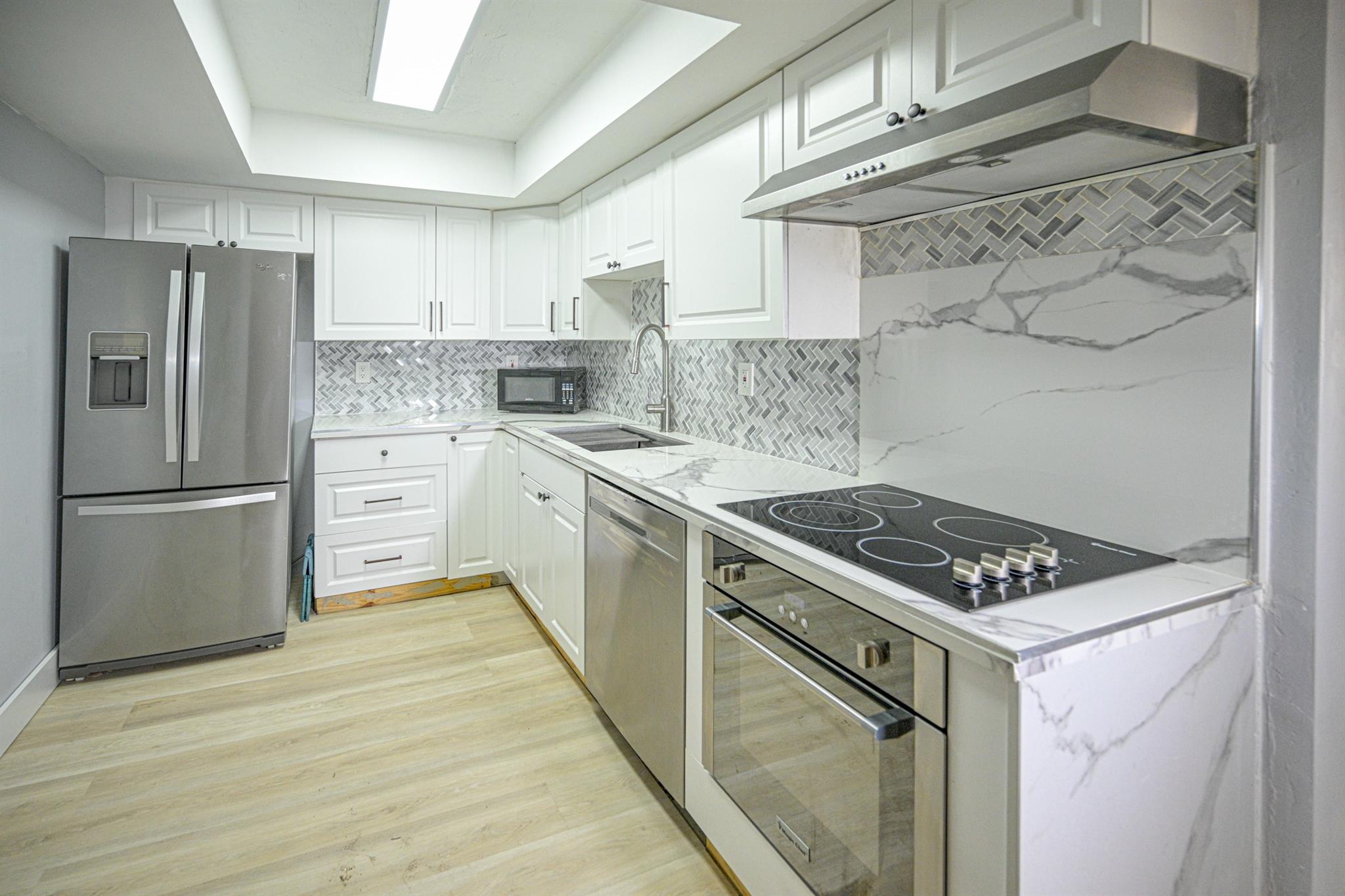 Beautiful 2 bedroom, 2 bathroom with assigned parking plus bike room, remodeled kitchen with stainless steel appliances, nice walk-in-closet and washer and dryer unit. It can be rented yearly only. The recently refreshed and well-kept Parc Plaza condominium, a minute away of Lincoln Road and the ocean boardwalk across from The Jackie Gleason Theatre. Great South-East corner unit and location with high walk ability, secure building with 24/7 Doorman, sauna, heated swimming pool, state-of-the-art gym, social room with pool table, and meditation garden. Available in October 1st. It won't last!
