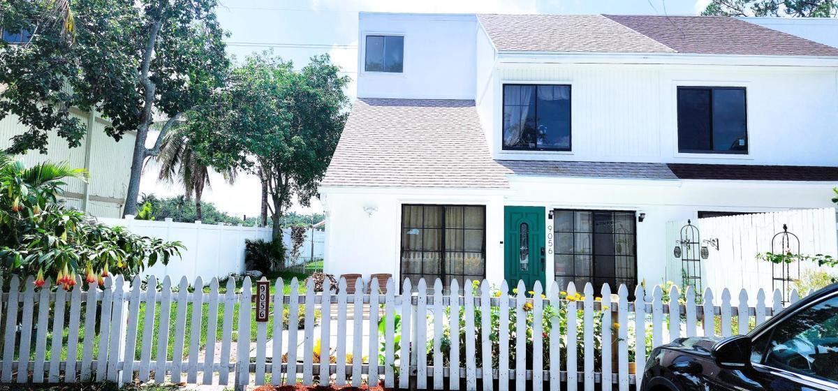 NO HOA! Vaulted ceiling in the living area and a newly renovated, dream home. Updates include a new roof (2020), new AC (2023), and new appliances (2023). Huge windows bring in abundant natural light. The fully fenced backyard oasis features a spacious courtyard, new firepit, and lounge area. A large driveway fits multiple vehicles, and a backyard gate opens to a peaceful green path for sunset strolls. Located just 3 minutes from PBG National Park, this is a jogger's paradise. Nearby: Starbucks, Costco, Home Depot, Walmart, and more.