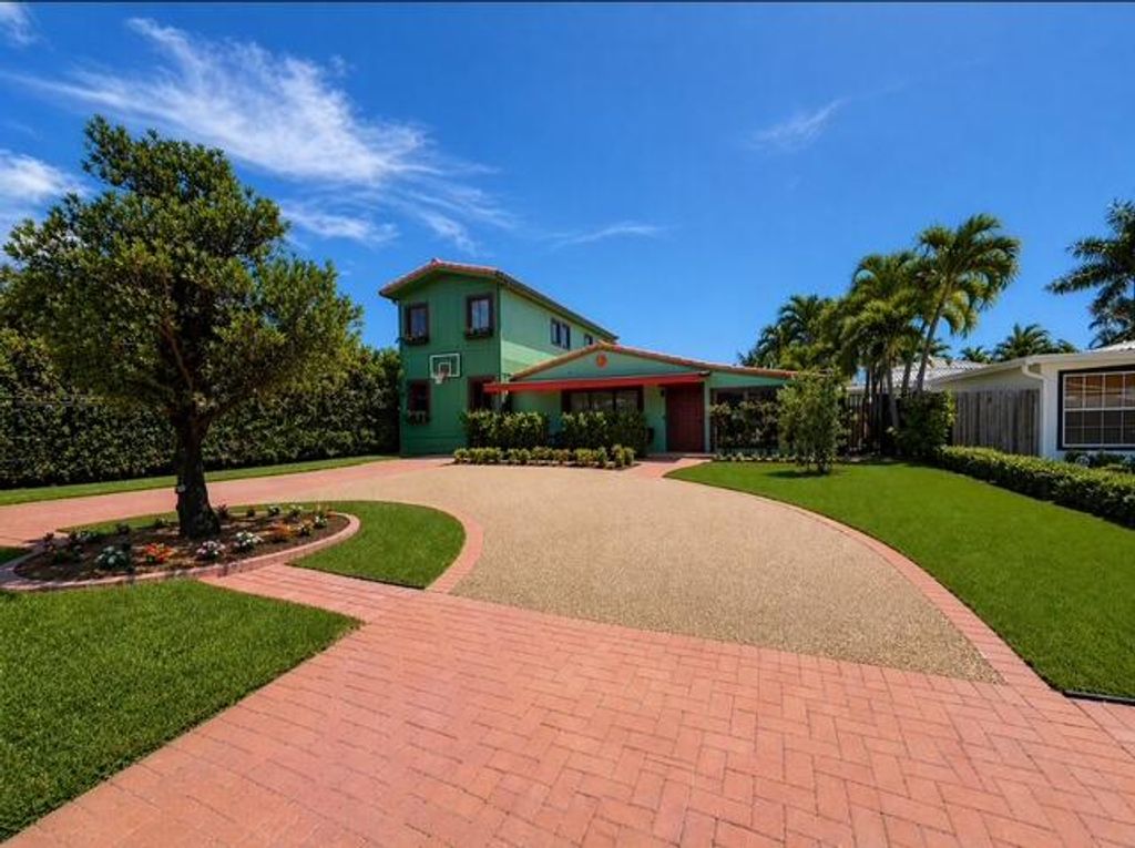 Photo of 1720 NE 17th Avenue, Fort Lauderdale, FL 33305 (MLS # B26018924)