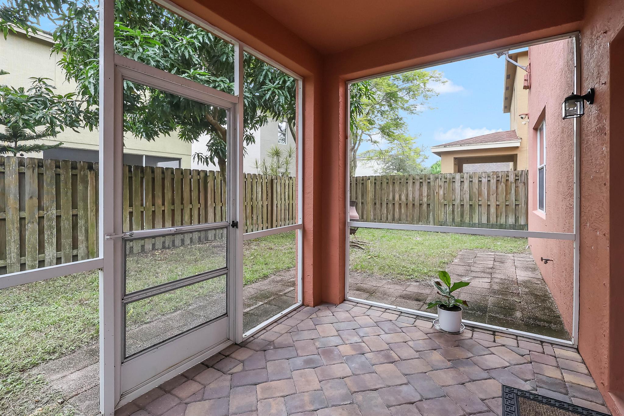 PALM BREEZES CLUB - Residential