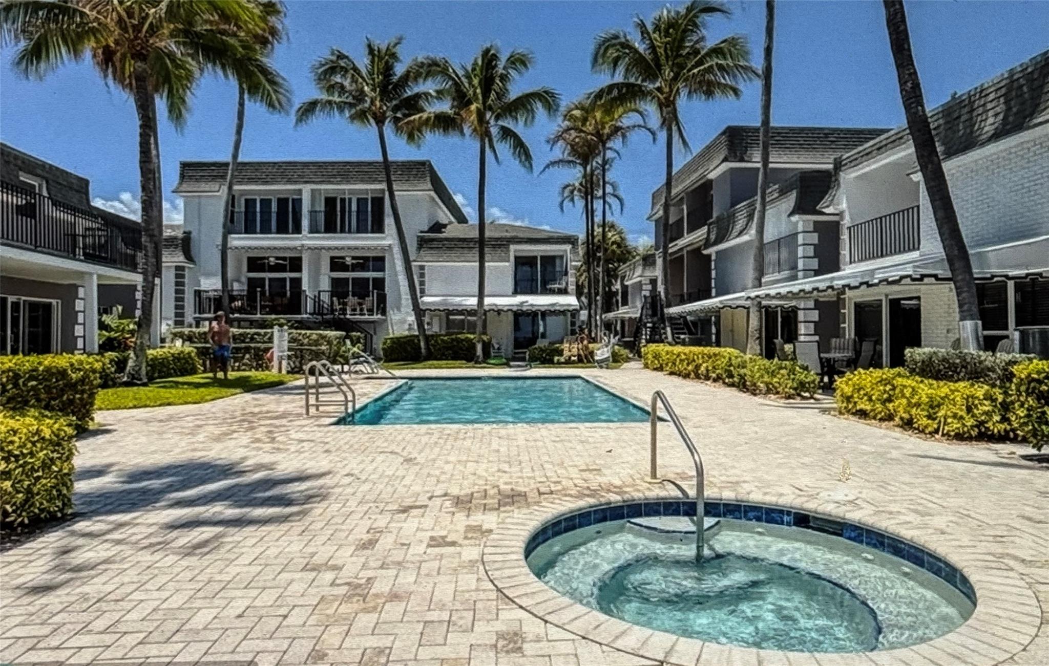 1194 Hillsboro Mile Villa
