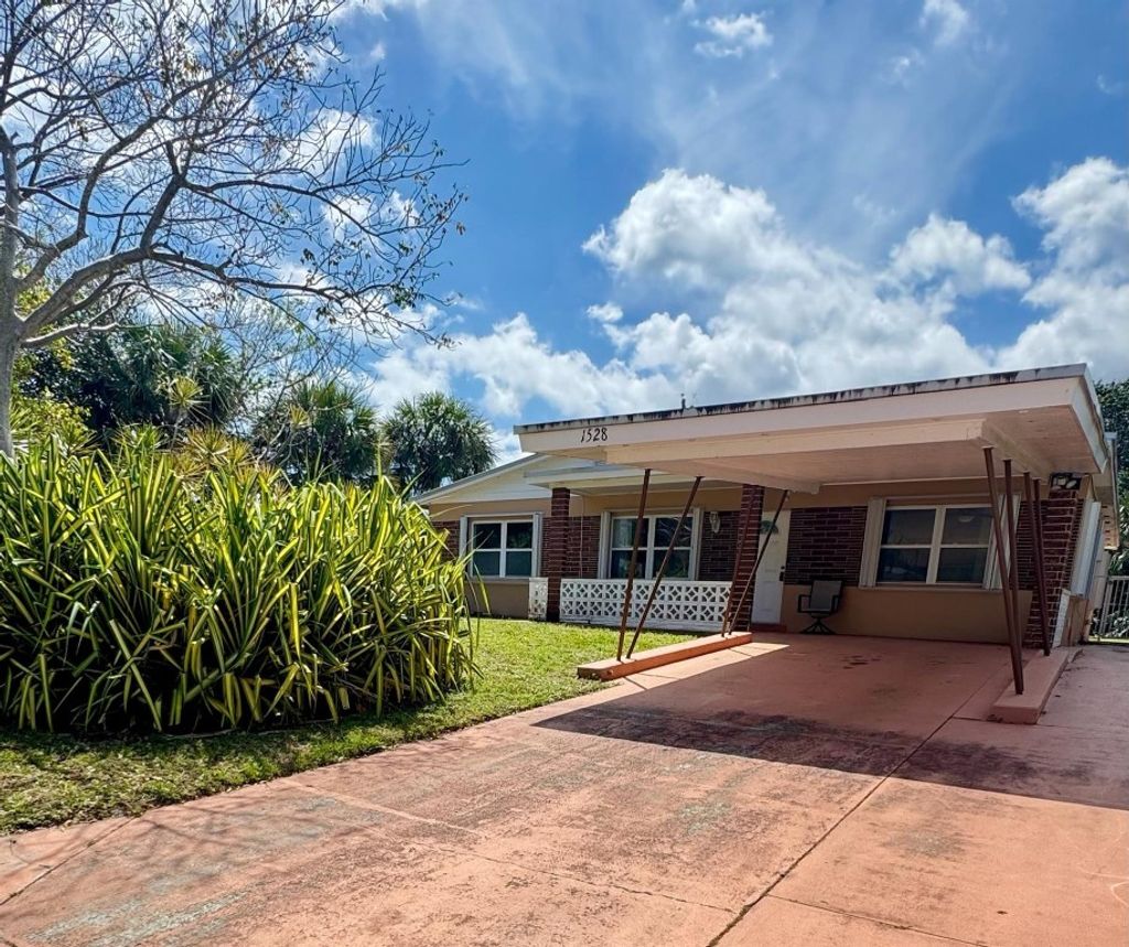 Photo of 1528 NE Sunview Terrace, Jensen Beach, FL 34957 (MLS # F10496612)