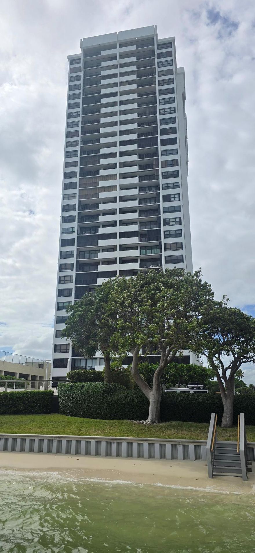 Welcome to Palm Beach House. Intracoastal living located minutes to downtown West Palm Beach and Palm Beach Island. Beautiful 8th floor unit with north view overlooking Peanut Island. Newer kitchen w/ granite countertops & stainless-steel appliances. Updated baths. American red oak flooring throughout living areas & primary bedroom. New W/D in 2024 and AC in 2017. Lowest priced 2-bedroom unit for sale with special assessment paid in full, and all mandatory structural reviews and repairs completed.