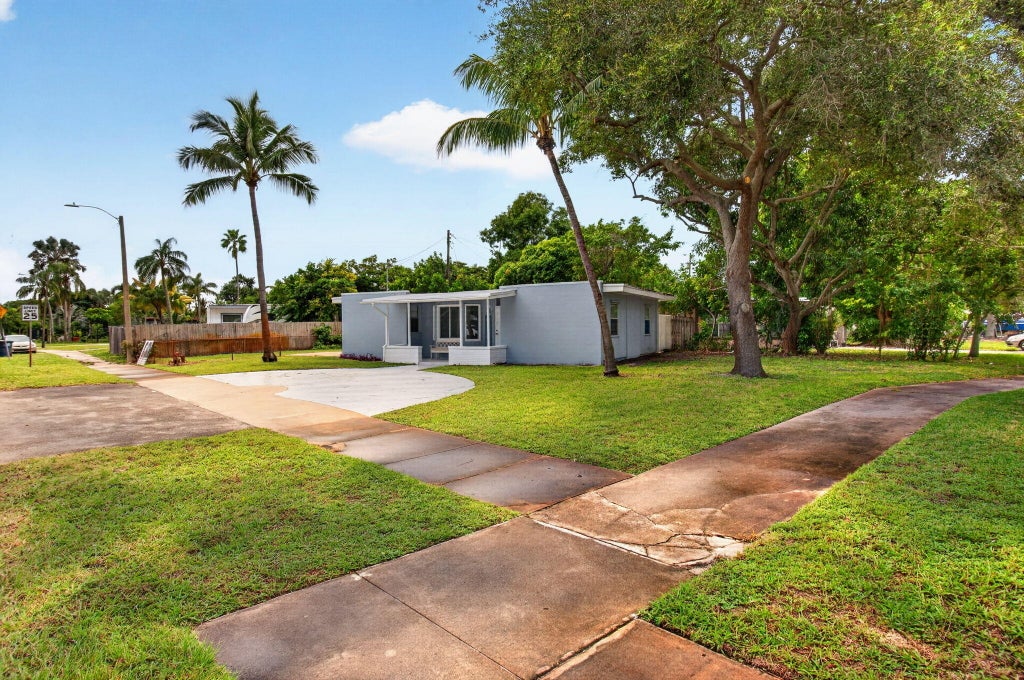 Photo of 298 Jeffery Street, Boca Raton, FL 33487 (MLS # B26092190)