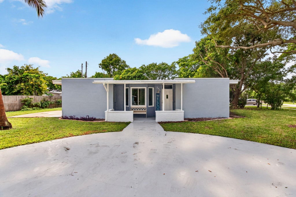 Photo of 298 Jeffery Street, Boca Raton, FL 33487 (MLS # B26092190)