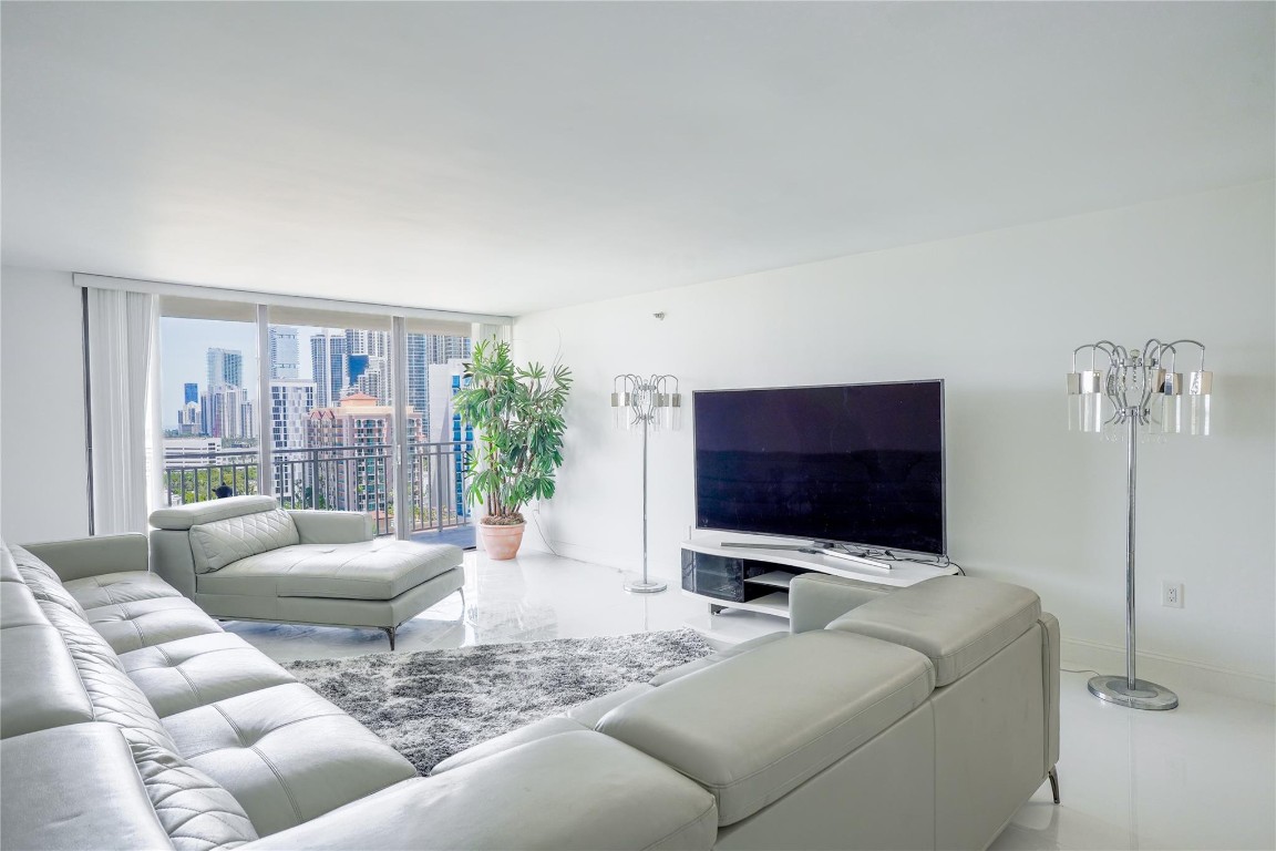 WINSTON TOWERS - Residential