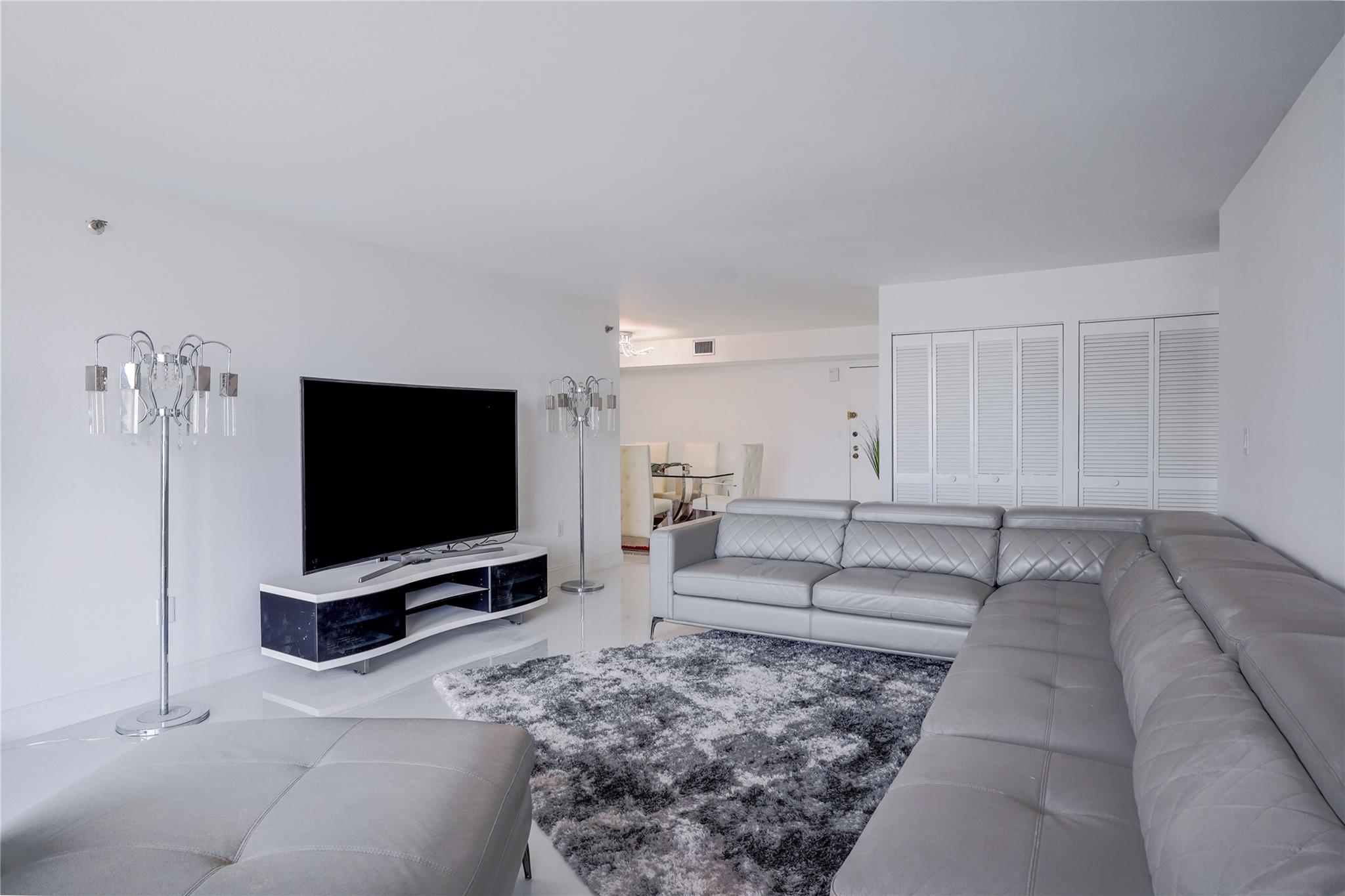 WINSTON TOWERS - Residential
