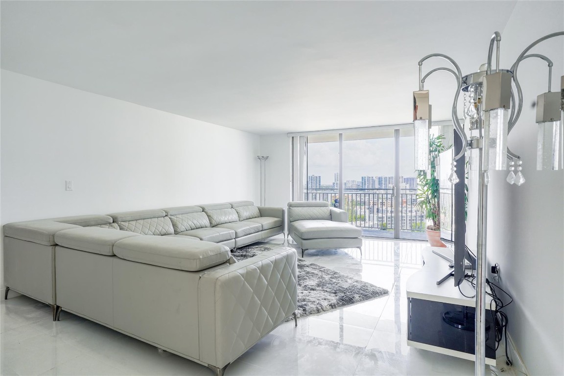 WINSTON TOWERS - Residential