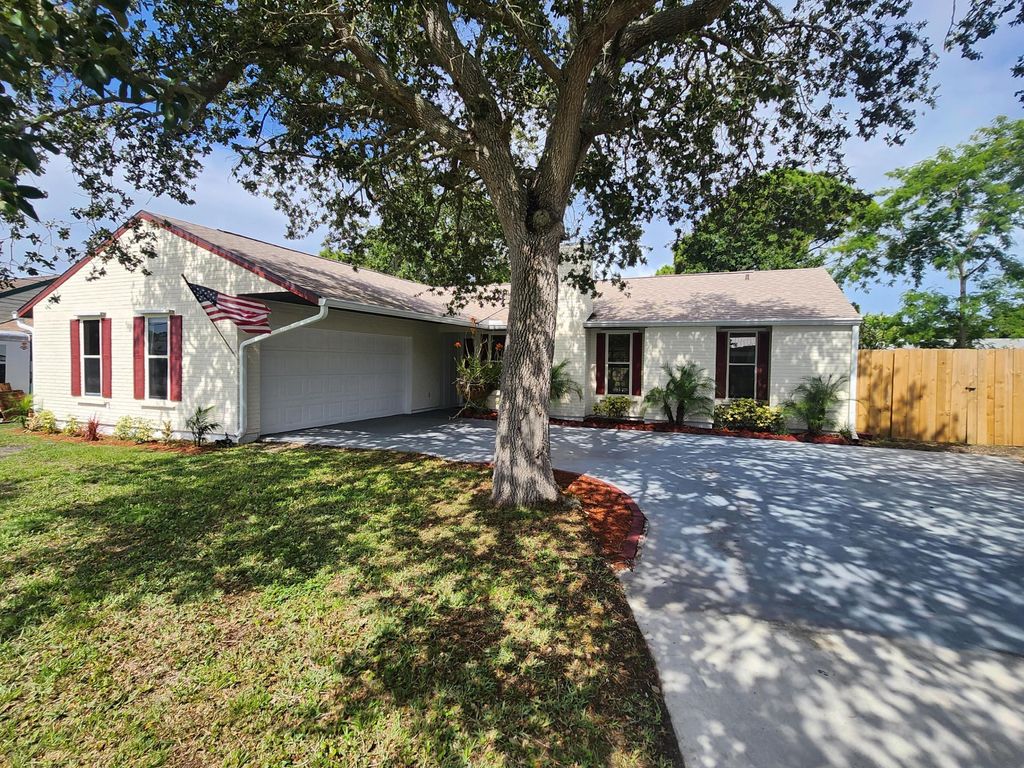 Photo of 6103 Birch Drive, Fort Pierce, FL 34982 (MLS # R10998033)
