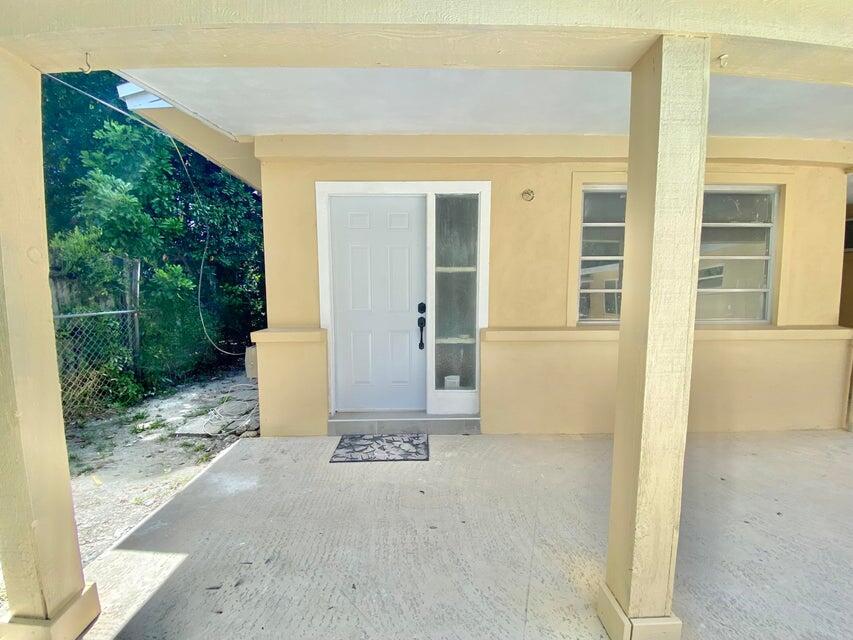 JUST RENOVATED 1BR/1BA LOCATED IN THE HEART OF OAKLAND PARK. THIS UNIT HAS AN OPEN LAYOUT WITH TILE FLOORINGS AND NEUTRAL COLORS. BRAND NEW KITCHEN WITH NEW APPLIANCES, NEW BATHROOM, A PRIVATE BACKYARD AND A SHARED POOL. PETS FRIENDLY!!!