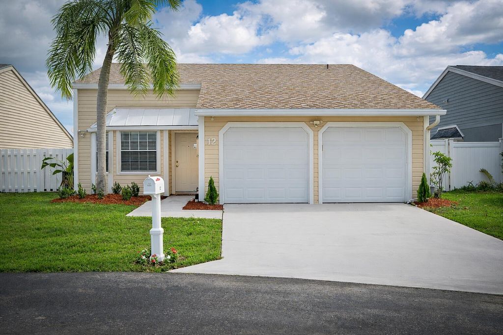 Photo of 12 Paxford Lane W, Boynton Beach, FL 33426 (MLS # B26007366)