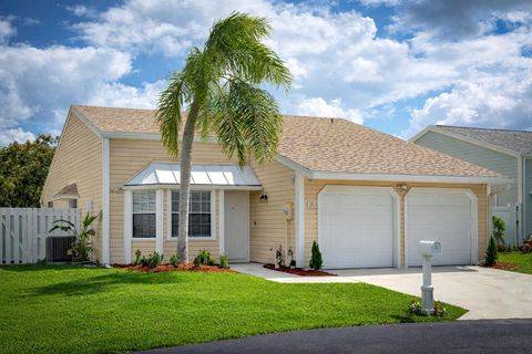 Photo of 12 Paxford Lane W, Boynton Beach, FL 33426 (MLS # B26007366)