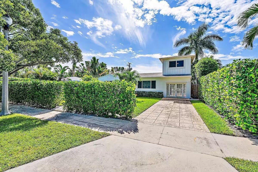 Photo of 322 Maddock Street, West Palm Beach, FL 33405 (MLS # B26081550)