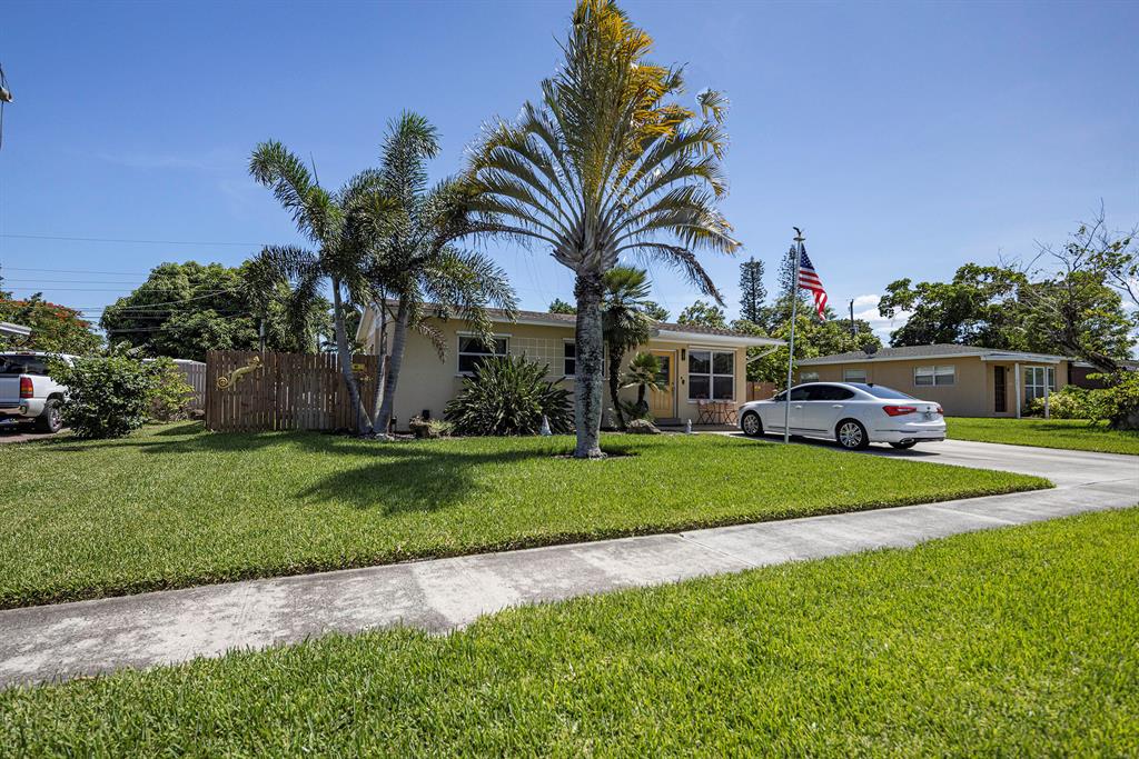 Photo of 1422 W Montgomery Street St, Lantana, FL 33462 (MLS # R10811346)