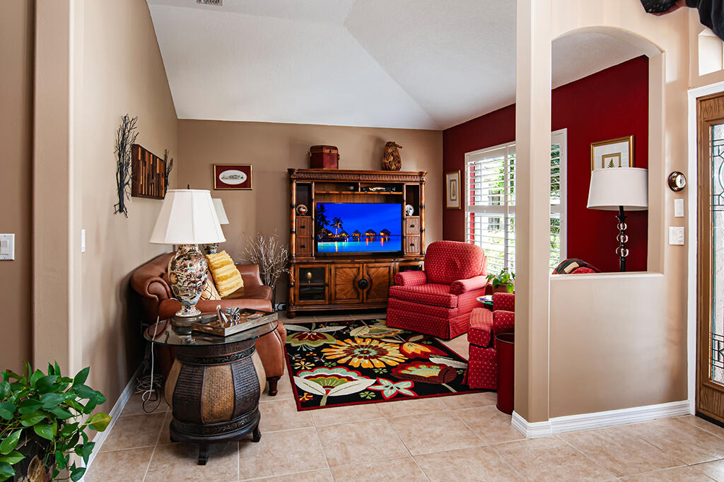 View photos, virtual tours, details... 370 E Temple Court SW