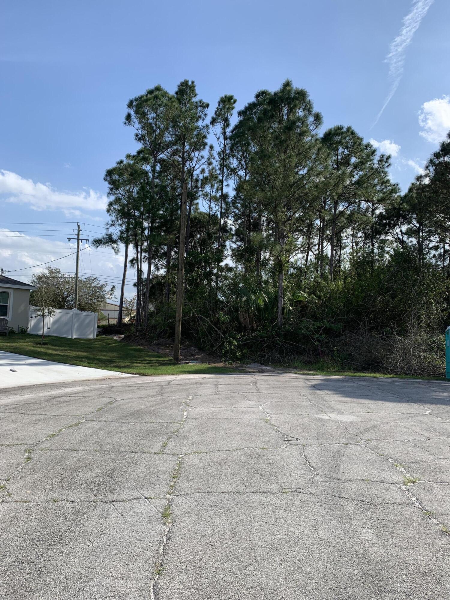 Buildable Lot on a cul de sac off of St James and Telford.