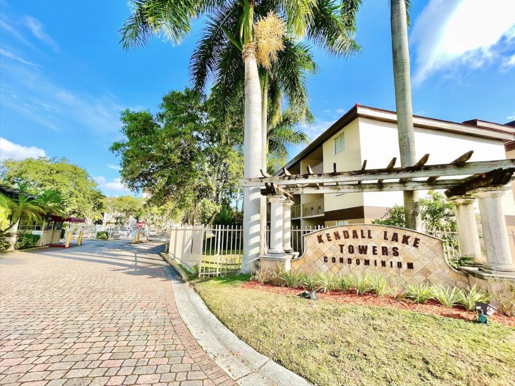 KENDALL LAKE TOWERS - Residential