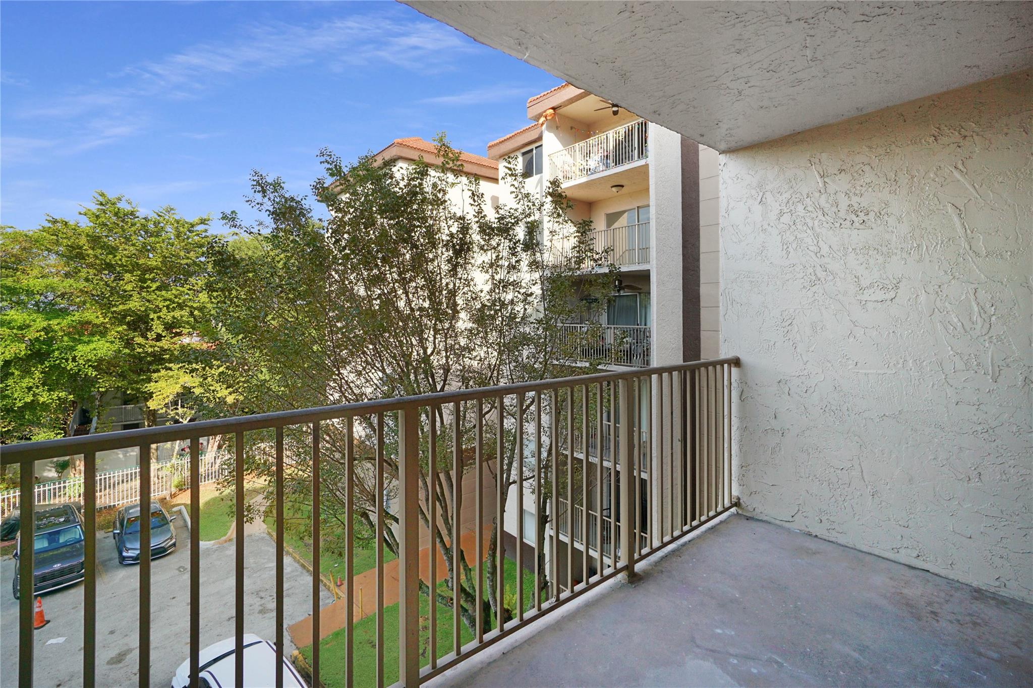 KENDALL LAKE TOWERS - Residential