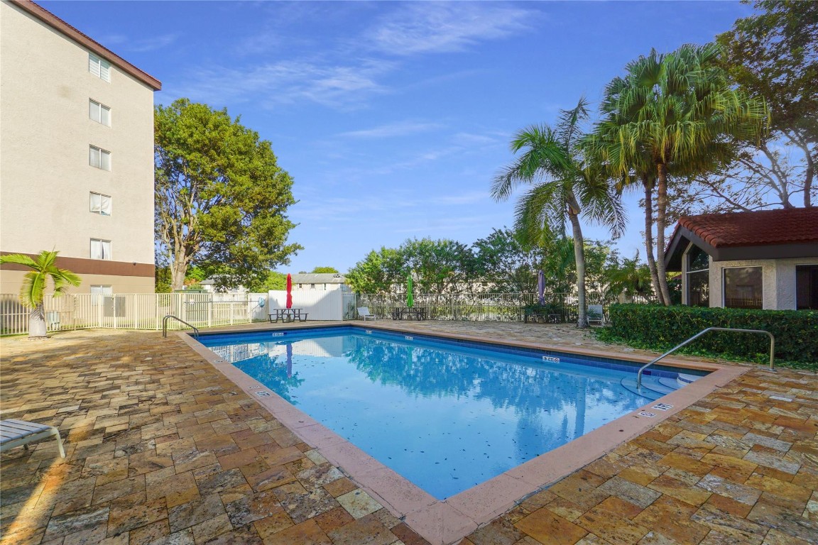 KENDALL LAKE TOWERS - Residential