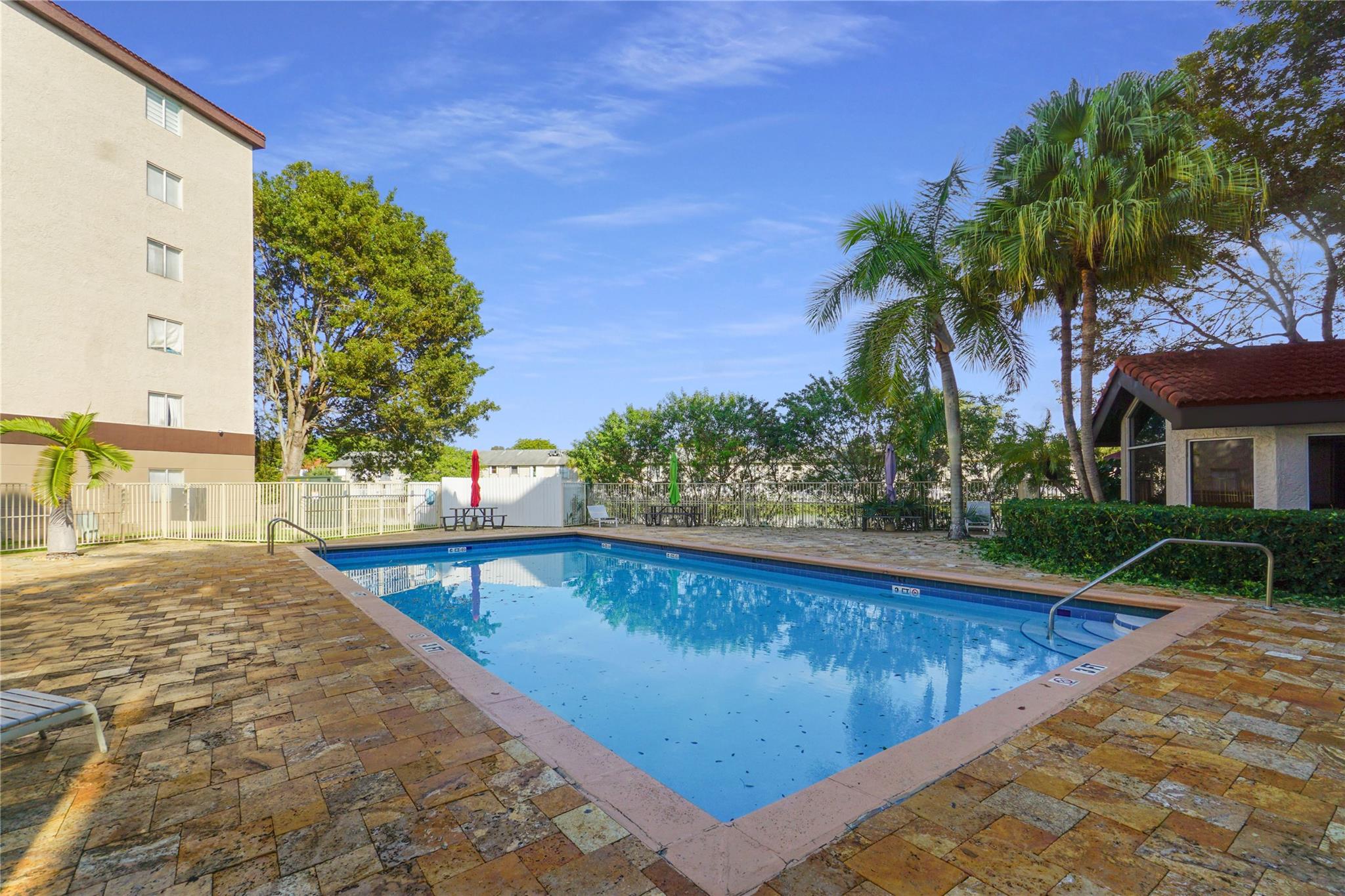 KENDALL LAKE TOWERS - Residential