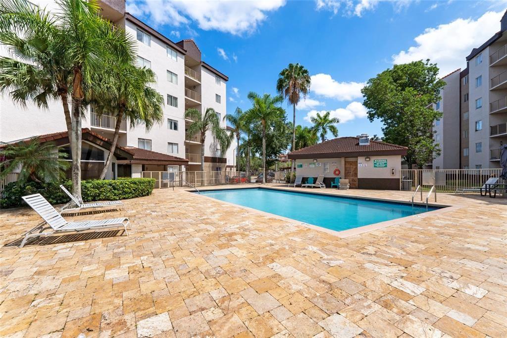 KENDALL LAKE TOWERS - Residential