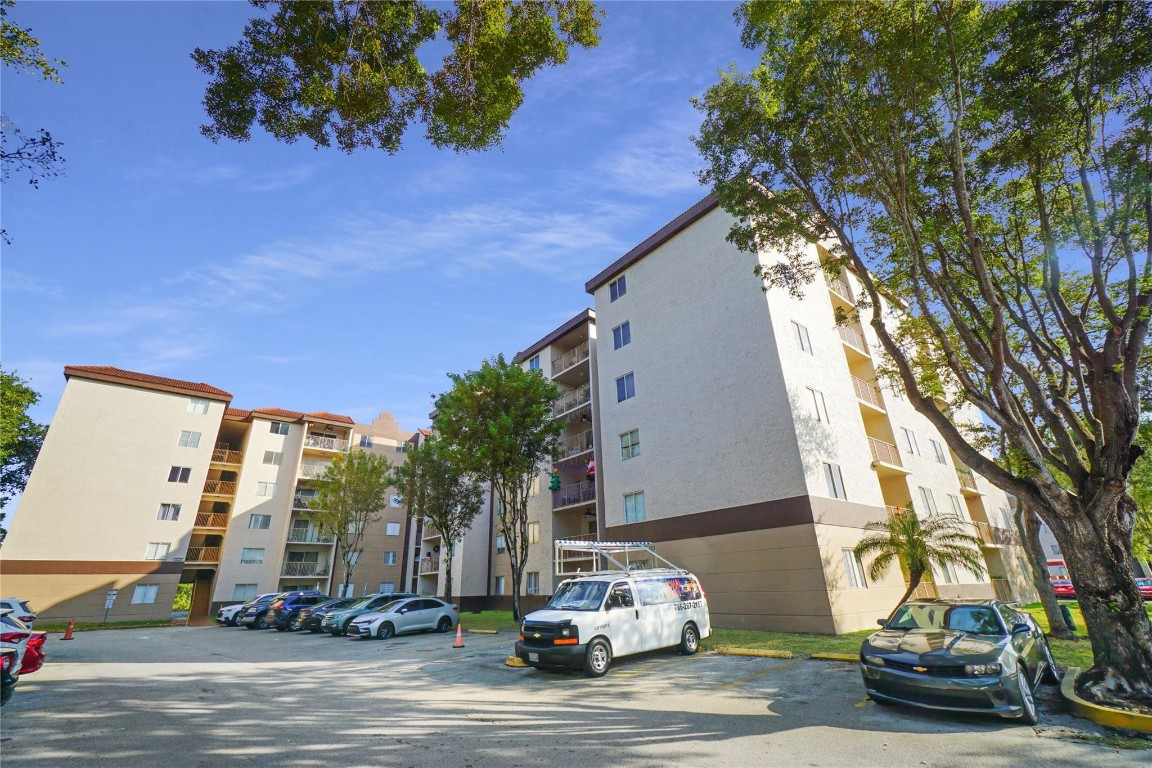 KENDALL LAKE TOWERS - Residential