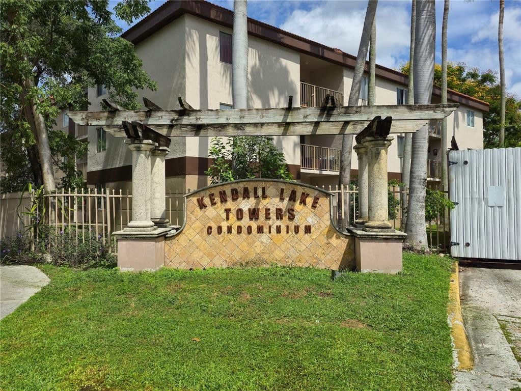 KENDALL LAKE TOWERS - Residential