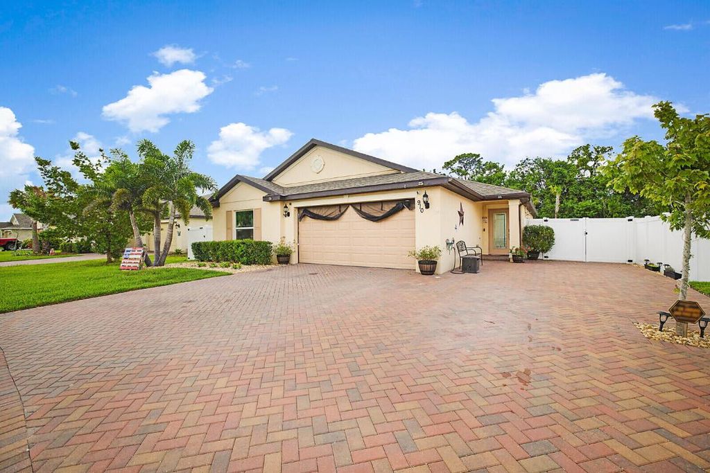 Photo of 910 Bent Creek Drive, Fort Pierce, FL 34947 (MLS # R10996620)