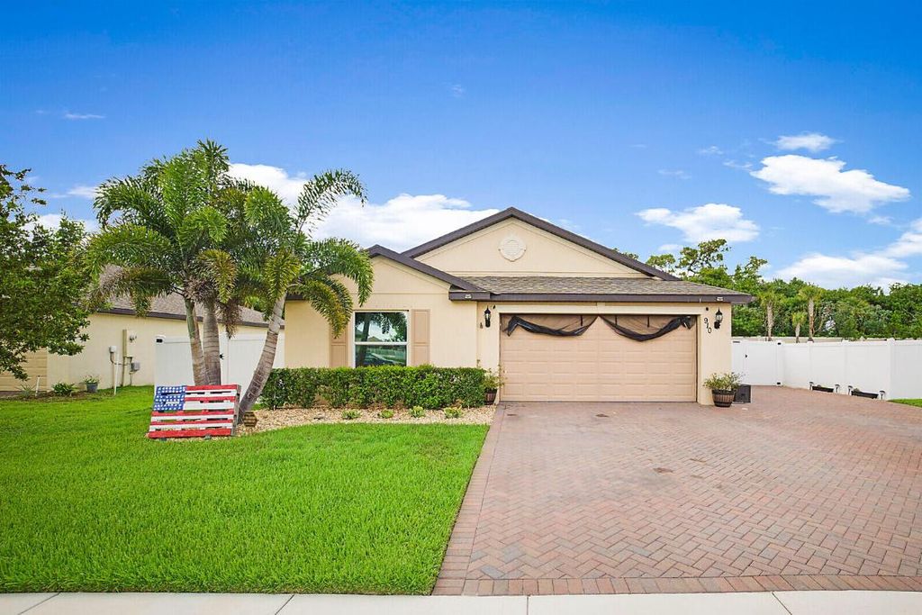 Photo of 910 Bent Creek Drive, Fort Pierce, FL 34947 (MLS # R10996620)