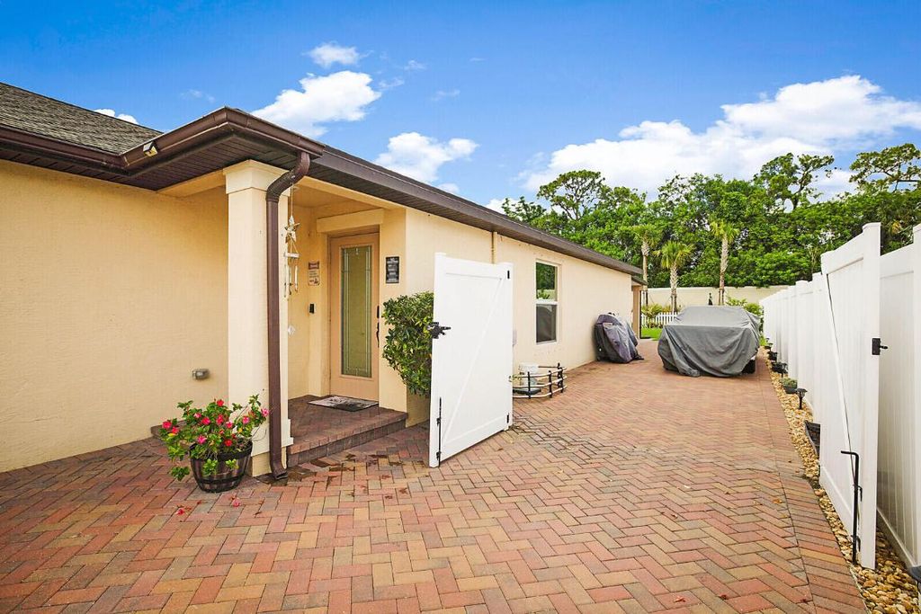 Photo of 910 Bent Creek Drive, Fort Pierce, FL 34947 (MLS # R10996620)