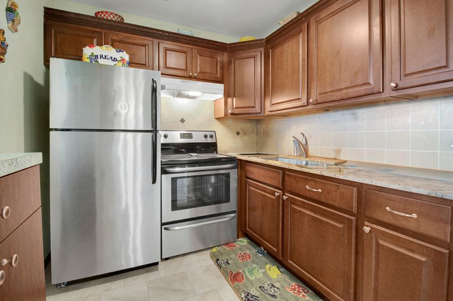 Ready to move in! impeccable unit well maintained and beautiful porcelain title Throughout wood cabinets come and join the resort like life Century Village has to offer in the hearth of Boca Raton Shopping restaurants . 55+ Active Community beautiful club house with lots of entertainment shows fitness center bollard room, tennis courts and much more do not miss this opportunity ! Price to Sell !