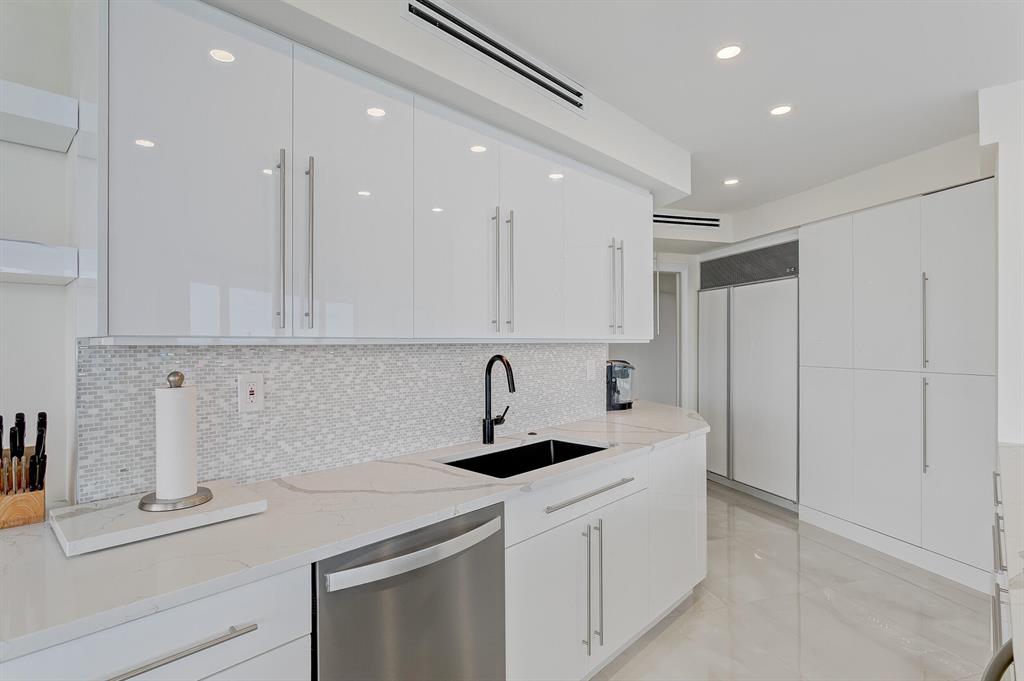 OLD PORT COVE LAKE POINT - Residential