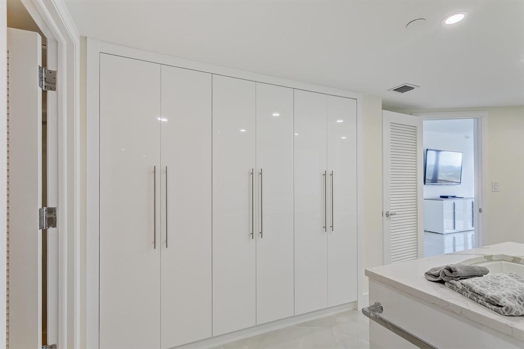 OLD PORT COVE LAKE POINT - Residential