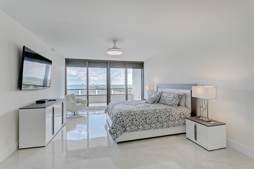 OLD PORT COVE LAKE POINT - Residential