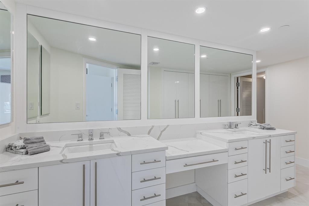 OLD PORT COVE LAKE POINT - Residential