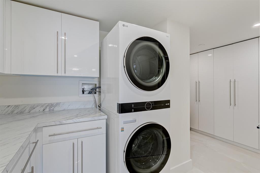 OLD PORT COVE LAKE POINT - Residential