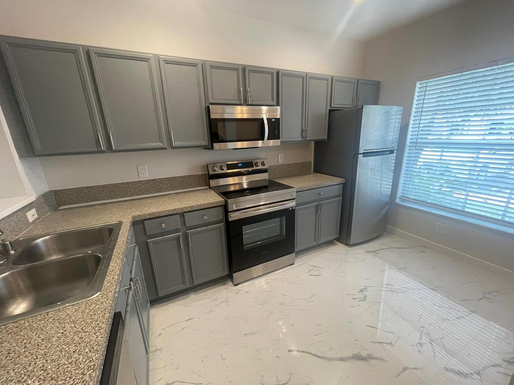 Beautiful Townhouse in the heart of West Palm Beach. Close to Sports Parks, Shopping, Universities, Highways, Beach and more. Call now to view this property today.
