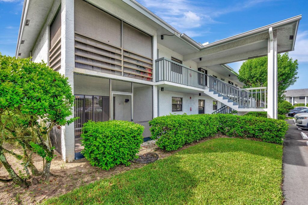 Photo of 1230 SE Parkview Place #D1, Stuart, FL 34994 (MLS # R11019245)