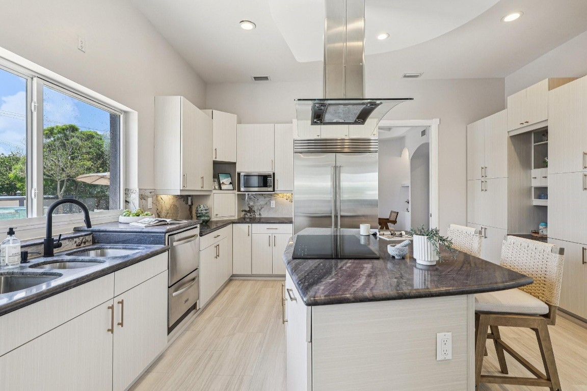 3900 NE 23rd Terrace