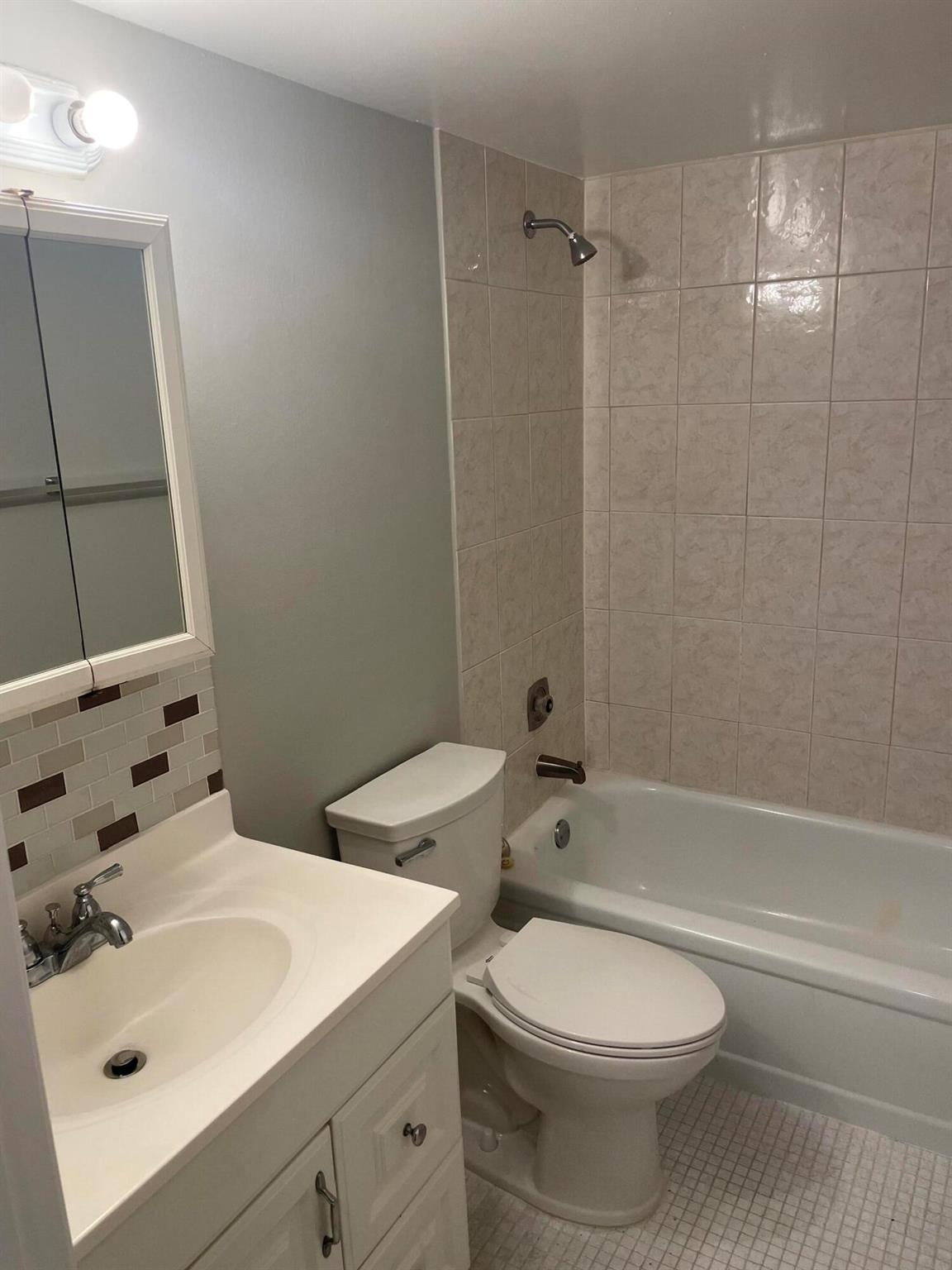 VILLAGE GREEN WINDSOR CON - Residential