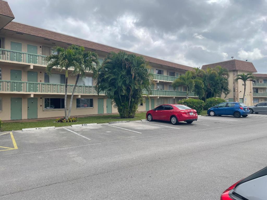 VILLAGE GREEN WINDSOR CONDO - Residential