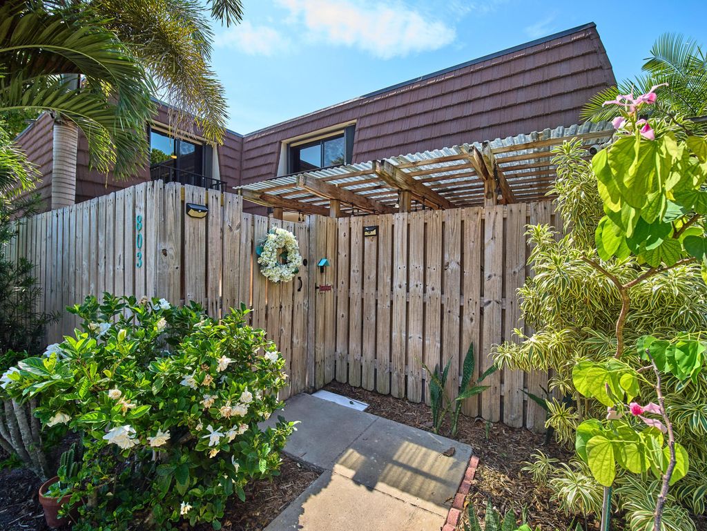 Photo of 803 8th Lane, Palm Beach Gardens, FL 33418 (MLS # B26023404)