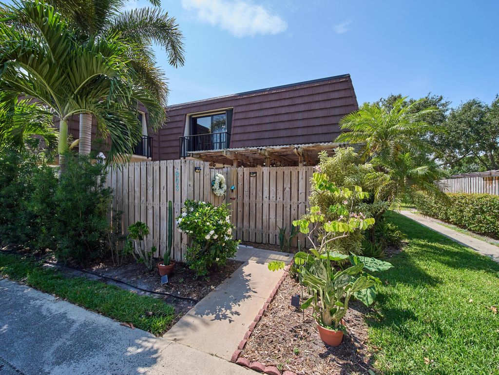 Photo of 803 8th Lane, Palm Beach Gardens, FL 33418 (MLS # B26023404)