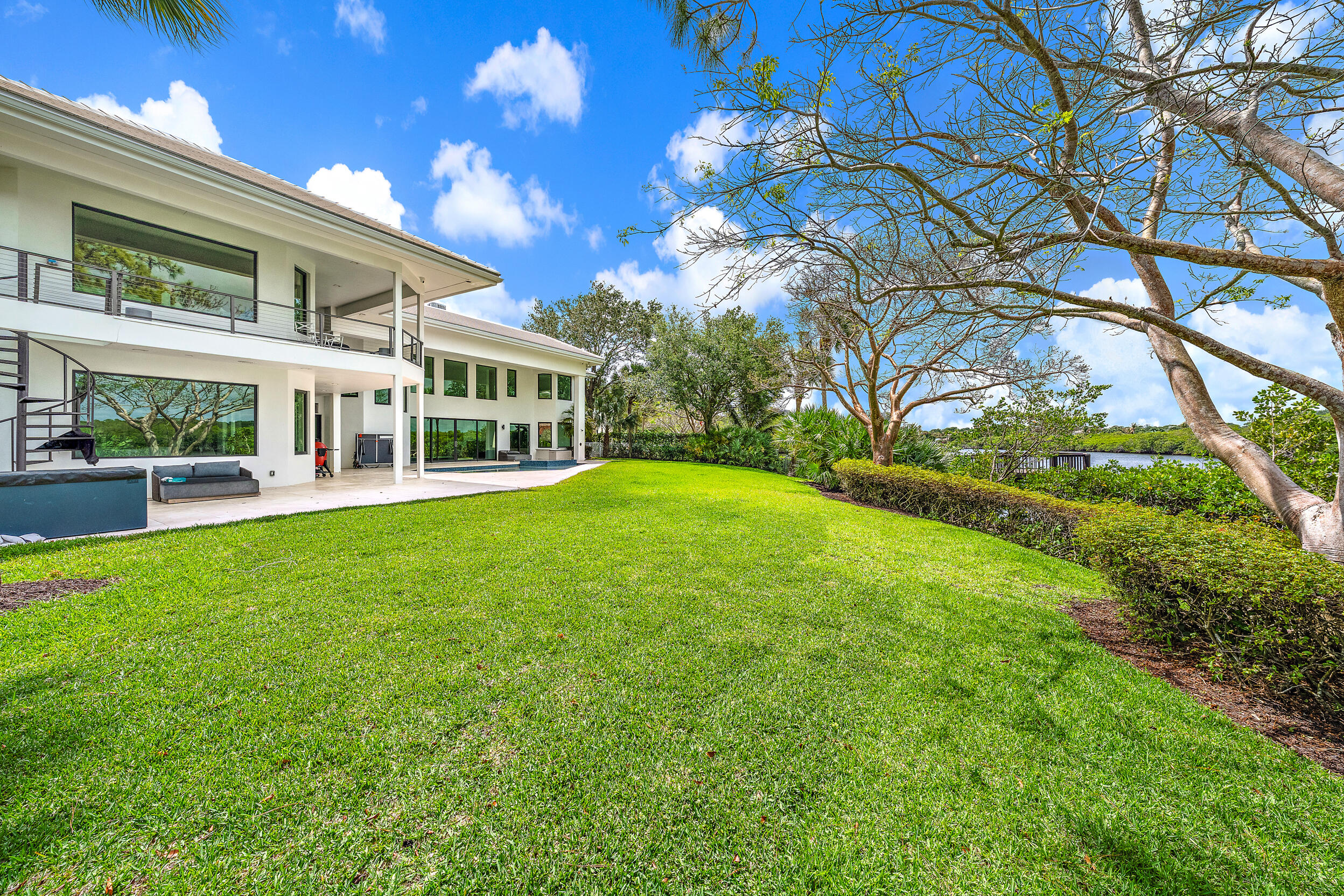 8818 SE Riverfront Terrace