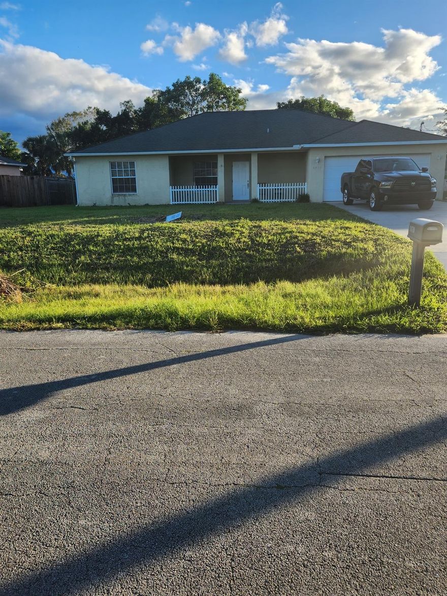 WOW, RIGHT IN THE HEART OF PORT ST LUCIE, 4/3 with garage. Big backyard with fruit trees. 
Owner is very motivated, Title and wood floor throughout, Open concept.