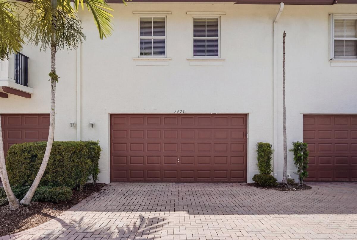 PALOMA LAKES CONDOMINIUM NO 1 - Residential Lease
