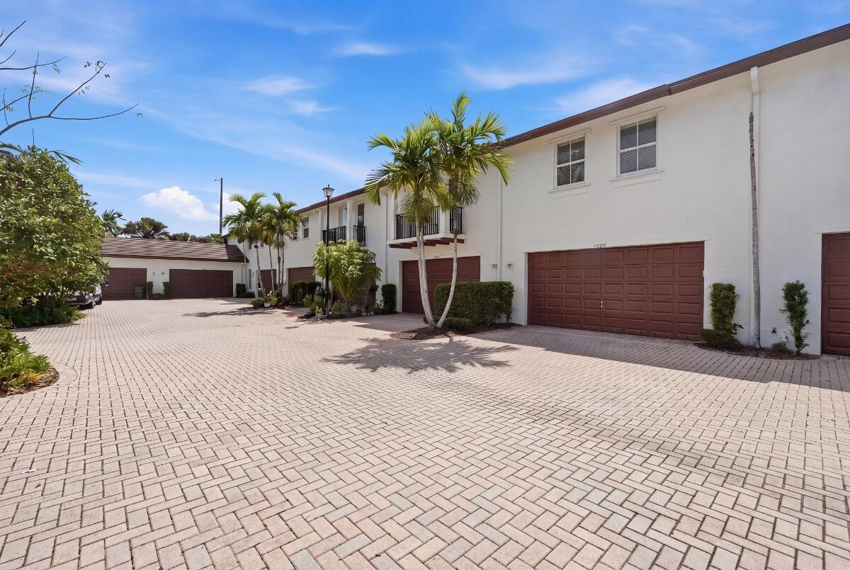 PALOMA LAKES CONDOMINIUM NO 1 - Residential Lease