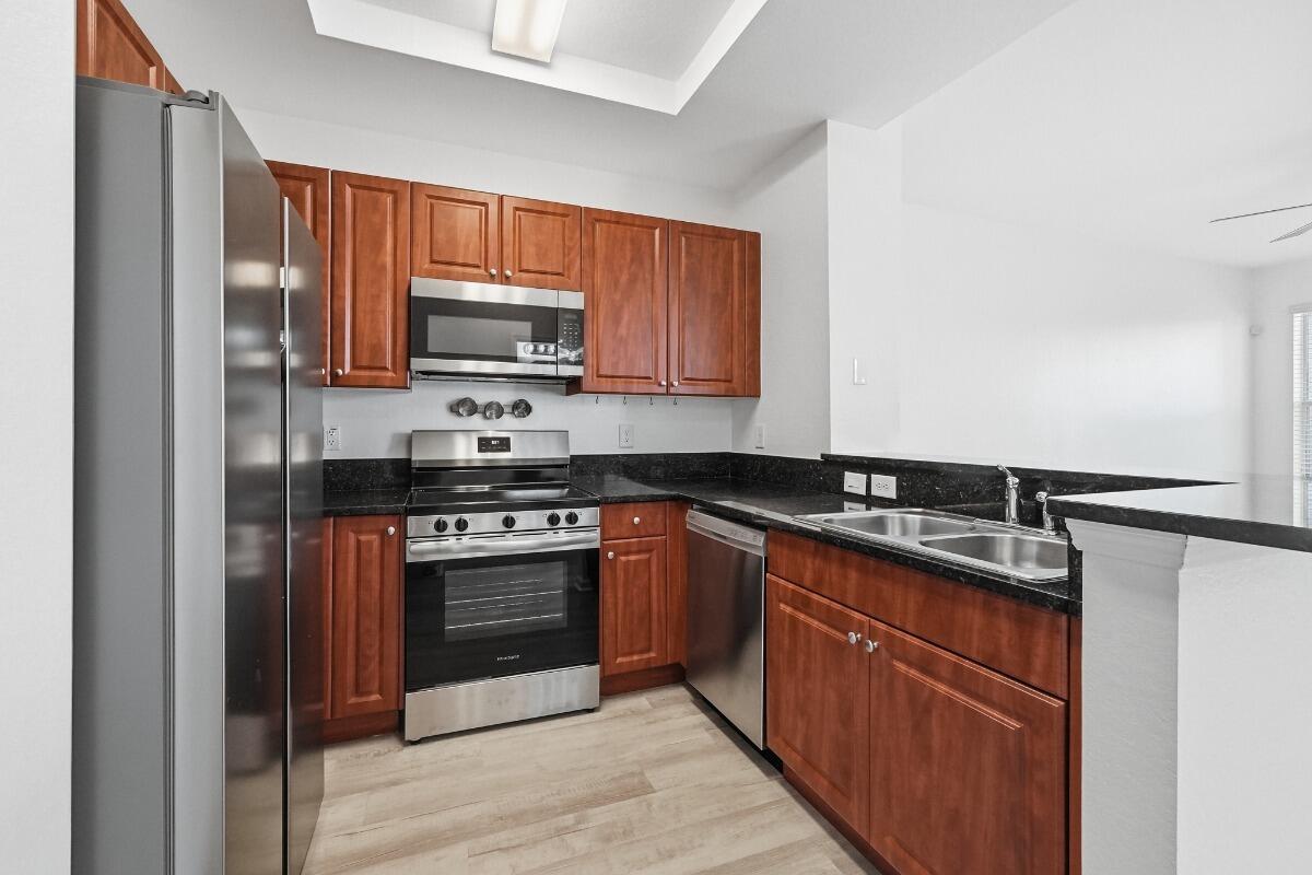 PALOMA LAKES CONDOMINIUM NO 1 - Residential Lease