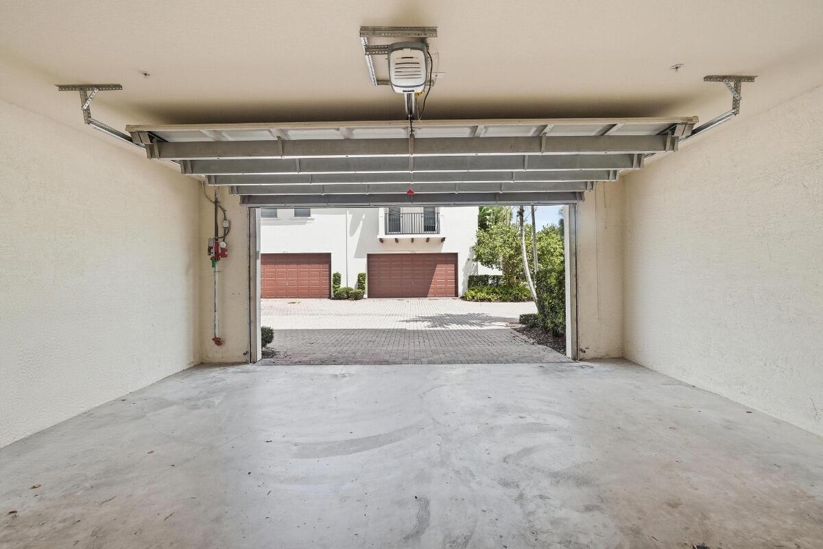 PALOMA LAKES CONDOMINIUM NO 1 - Residential Lease