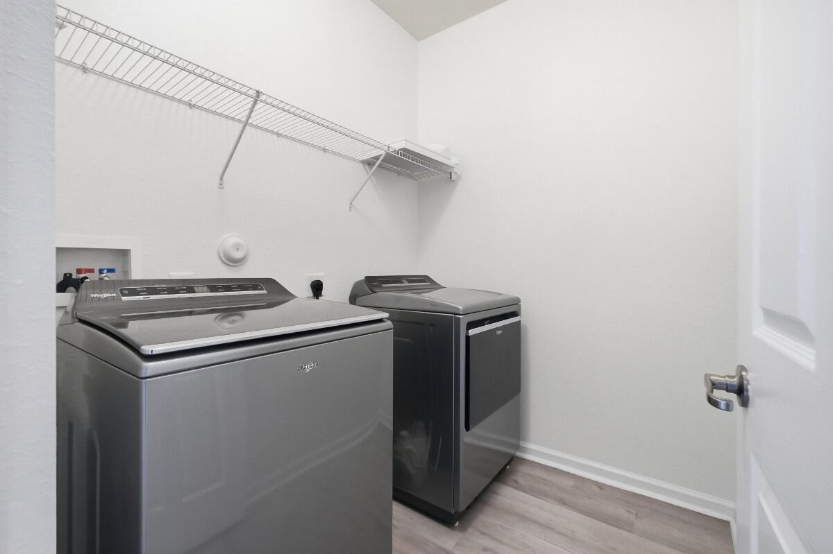 PALOMA LAKES CONDOMINIUM NO 1 - Residential Lease